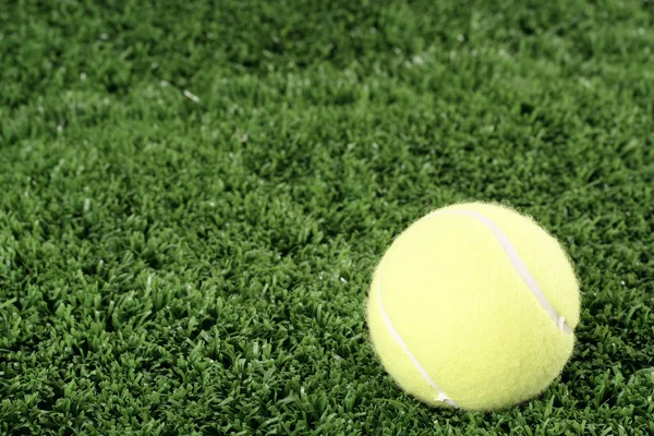 Pelota de tenis sobre hierba —  Fotos de Stock