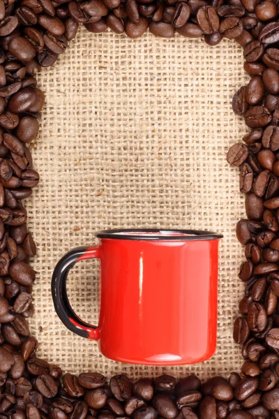 Grãos de café e xícara no saco de sizal — Fotografia de Stock