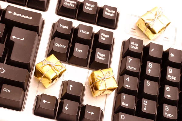 Geschenke und Tastatur — Stockfoto