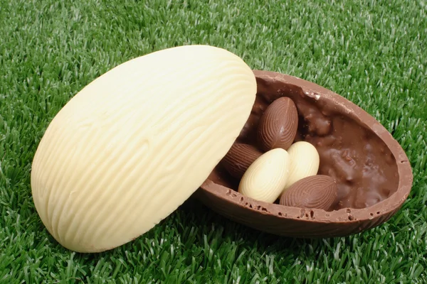 Paskalya yortusu yumurta beyaz ve kahverengi — Stok fotoğraf