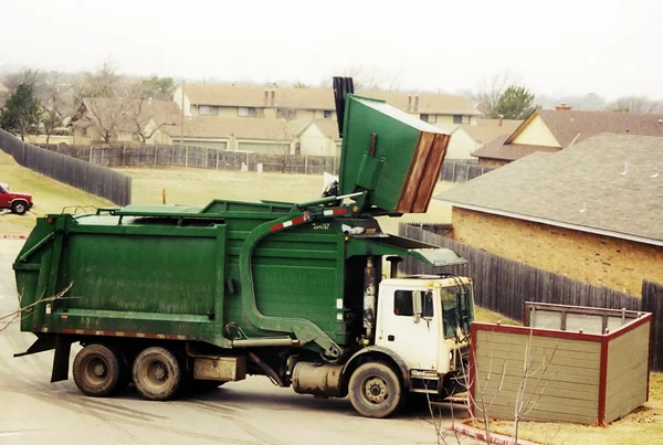 Grote groene recycling vrachtwagen — Stockfoto