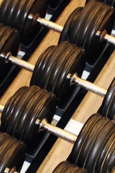 Spor salonunda ağırlık cihazları — Stok fotoğraf