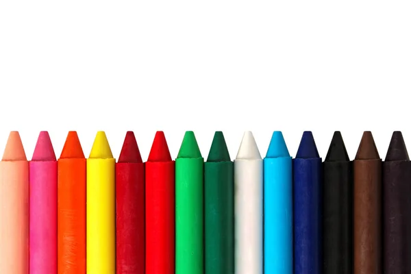 Uitgelijnde kleurrijke crayos — Stockfoto