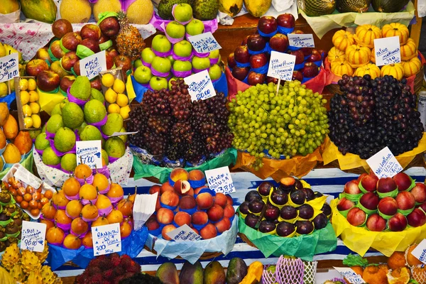 Selling fruits — Stock Photo, Image