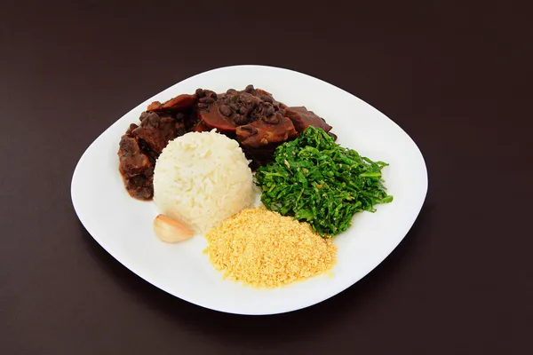Brezilyalı feijoada bir plaka üzerinde