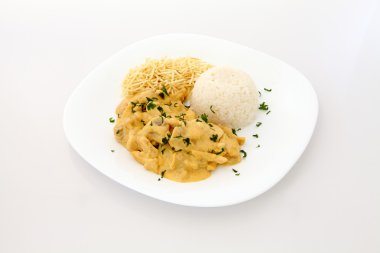 tavuk straganof plaka üzerinde