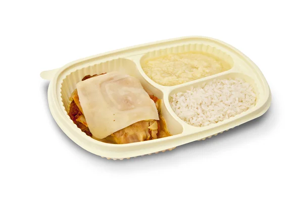 Parmesan-Hühnerfilet, Reis und Kartoffelpüree auf weißem Backblech — Stockfoto