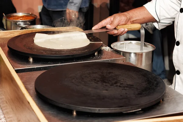 Zubereitung eines Crêpes — Stockfoto