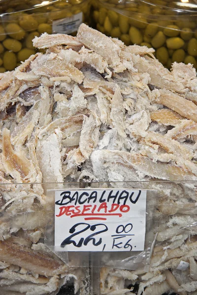 Bacalhau desfiado na mercearia — Fotografia de Stock