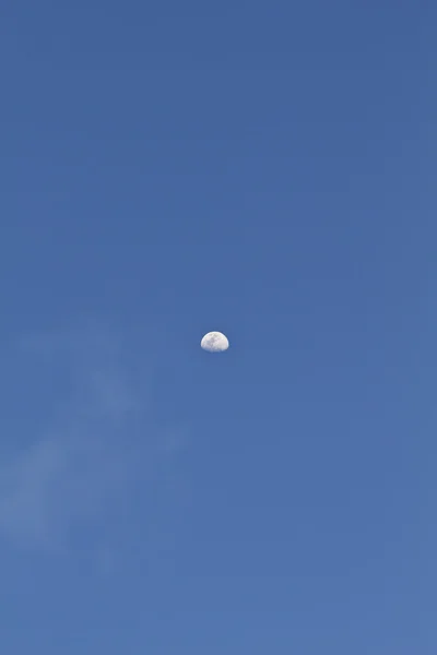 Duidelijke hemel met maan — Stockfoto