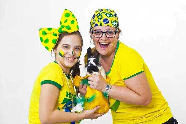 Brazilian family supporters and rabbit — Stock Photo, Image