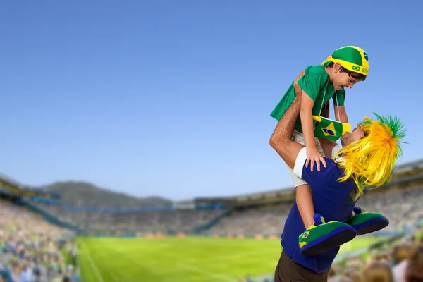 Brasilianska fan på stadion med son — Stockfoto