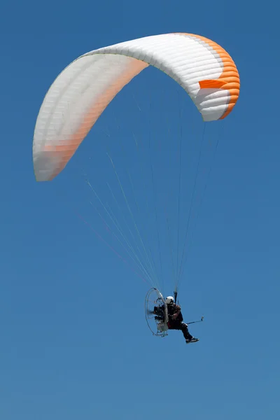 Propelled paraglider on clear sky — Stock Photo, Image