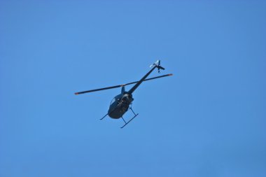 Helikopter ve berrak gökyüzü