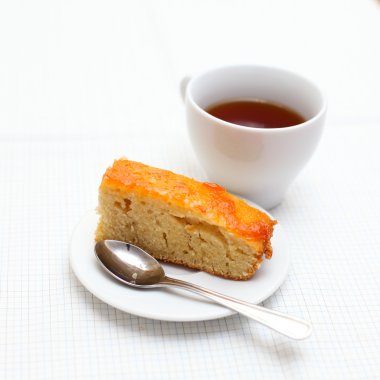 bir bardak çay ile bir ev yapımı kek