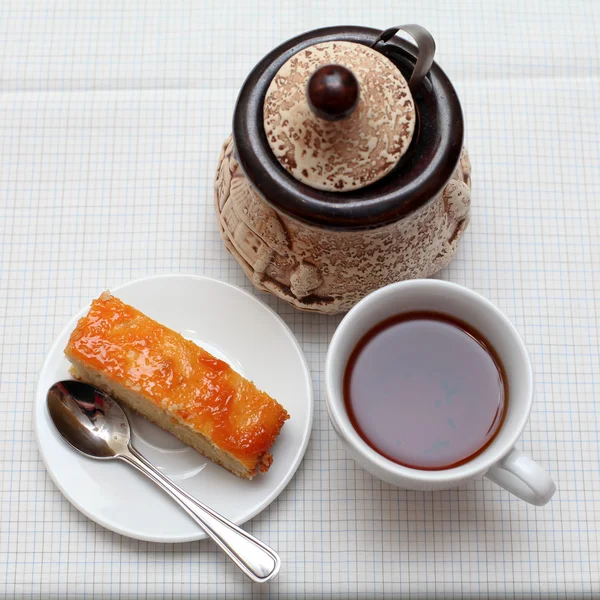 Ein hausgemachter Kuchen mit einer Tasse Tee — Stockfoto