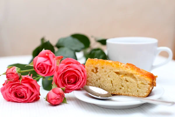 Un gâteau fait maison avec une tasse de thé — Photo