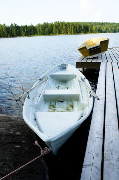 Un bateau sur un lac — Photo