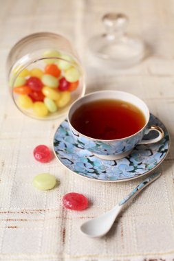 renkli bir cam kutu şeker şeker