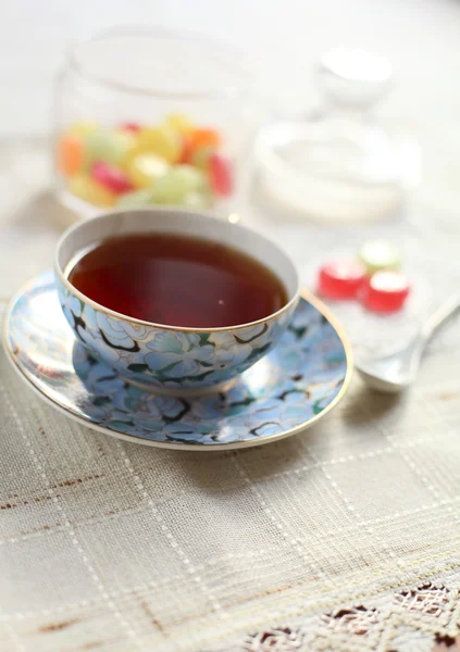 Té con caramelos de azúcar coloreados — Foto de Stock