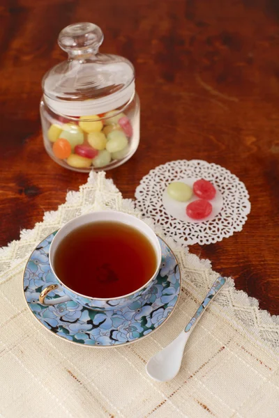 Té con caramelos de azúcar coloreados —  Fotos de Stock