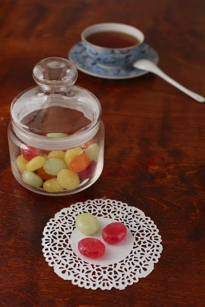 Чай с цветными сахарными конфетами — стоковое фото