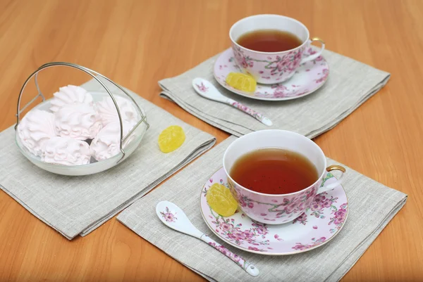 Tè romantico servito in belle tazze con marshmallow — Foto Stock
