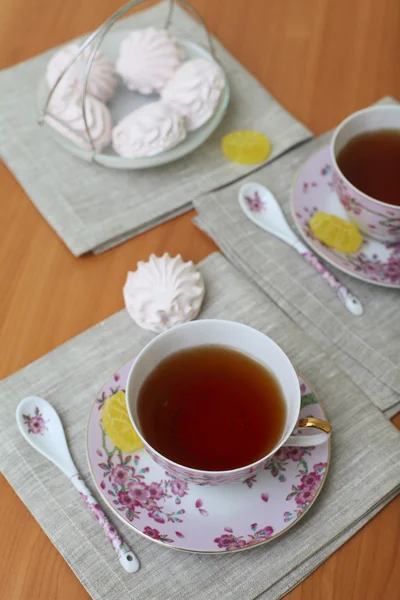 Romantischer Tee in schönen Tassen mit Marshmallow — Stockfoto