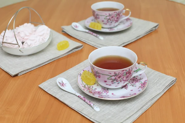 Romantic tea served in beautiful cups with marshmallow — Stock Photo, Image