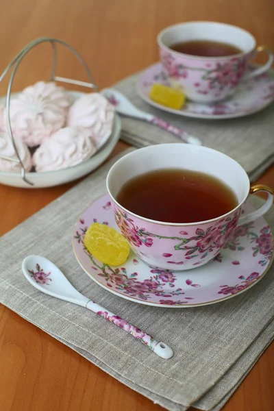 Romantik çay güzel su bardağı krema ile servis — Stok fotoğraf