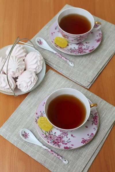 Chá romântico servido em belas xícaras com marshmallow — Fotografia de Stock