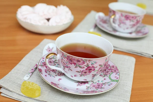 Chá romântico servido em belas xícaras com marshmallow — Fotografia de Stock