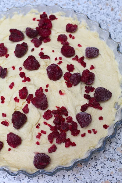 Unbaked raspberry cake — Stock Photo, Image