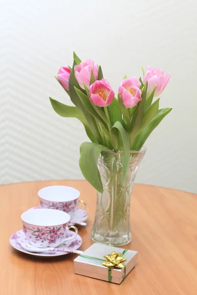 Tulips tea and present — Stock Photo, Image