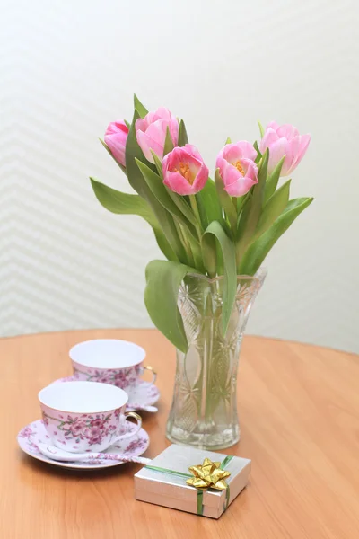 Тюльпани чай і подарунок — стокове фото
