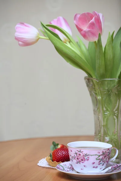 Тюльпаны и чай — стоковое фото