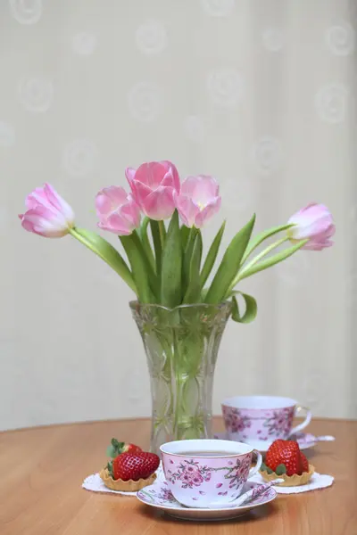 Tulips and tea — Stock Photo, Image