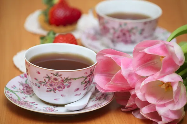 チューリップと紅茶 — ストック写真