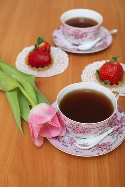 Tulips and tea — Stock Photo, Image