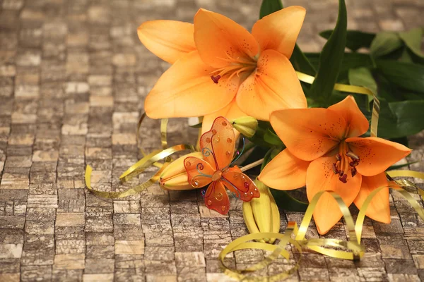 Pomarańczowy lilia z dekoracjami — Zdjęcie stockowe