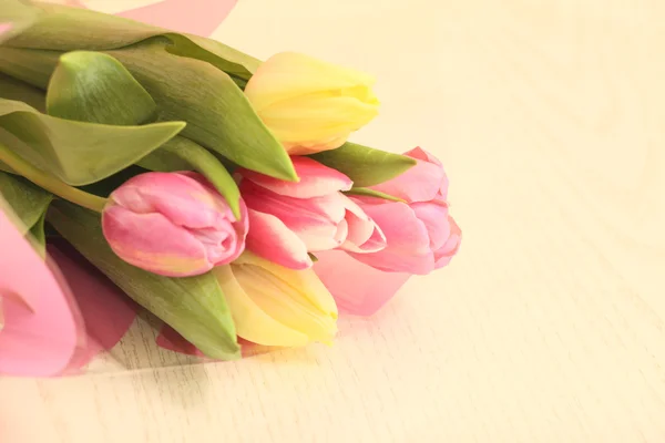 Tulips on a table — Stock Photo, Image