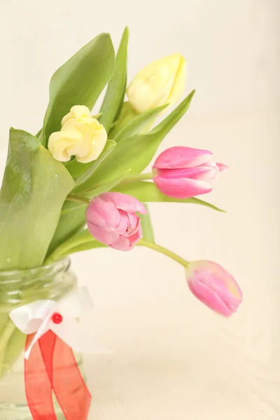 Tulpen op een tafel — Stockfoto