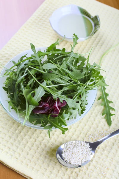 Ruccola salad with oil and sesame — Stock Photo, Image