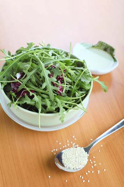 Ruccola salad with oil and sesame — Stock Photo, Image