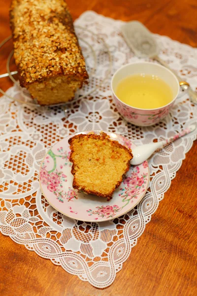 Gâteau frais fait maison aux noix — Photo