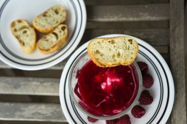 ahududulu jöle ve Fransız baget ile organik yoğurt tatlısı