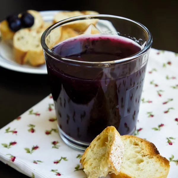 Áfonya lekvár egy pohárba, egy fekete tábla nézet Közelkép a hajó keksz — Stock Fotó