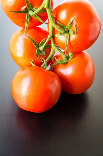 A bunch of tomatoes closeup on a table — Stock Photo, Image