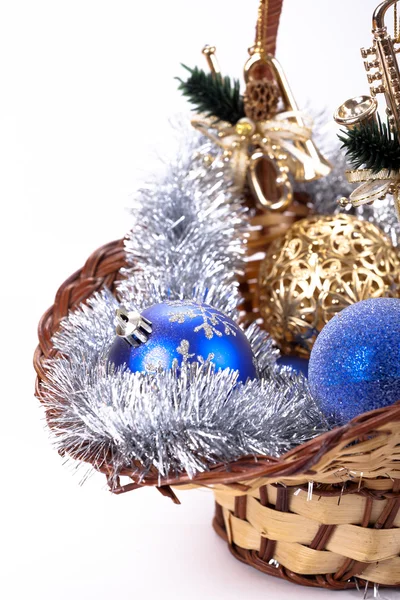 Cesta cheia de prata azul e ouro ano novo e decorações de Natal — Fotografia de Stock