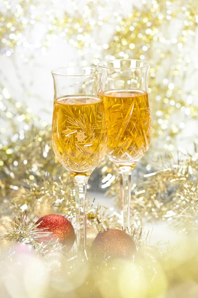 Wine in glasses with christmas decorations and sparkling bokeh — Stock Photo, Image